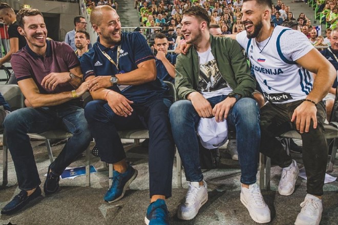 Na kvalifikacijah za svetovno prvenstvo v košarki sta svoje kolege prišla pozdravit tudi Goran Dragić in Luka Dončić, ki...