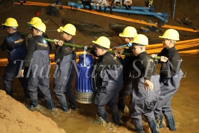 #foto Tajski dečki: vojska iz jame črpa vodo, a novo deževje je že na poti