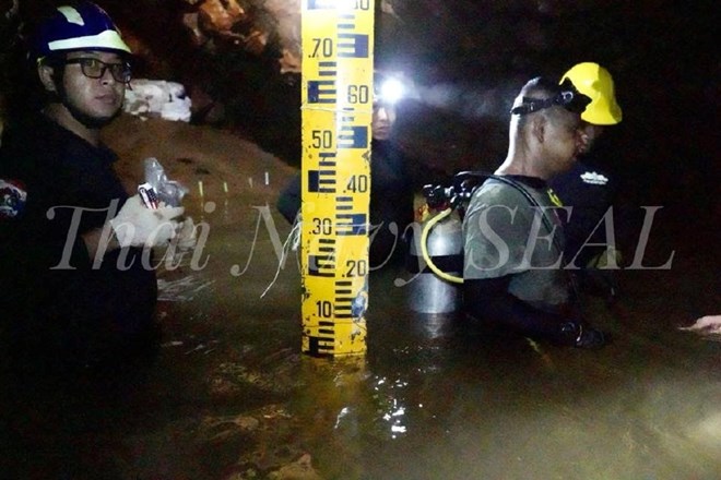 #foto Tajski dečki: vojska iz jame črpa vodo, a novo deževje je že na poti