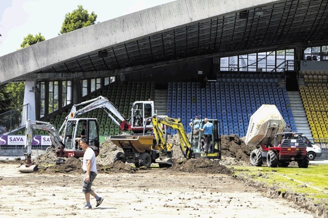 Na nogometnem stadionu Ljudski vrt končujejo  prenovo travnatih površin.