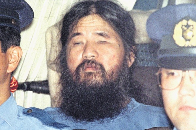 Šoko Asahara, ustanovitelj ločine  Aum, ob aretaciji leta 1995.