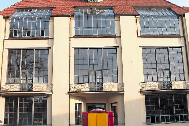 Informacijska točka Bauhaus-Universität Weimar, prestižna lokacija pred stavbo prvega Bauhausa