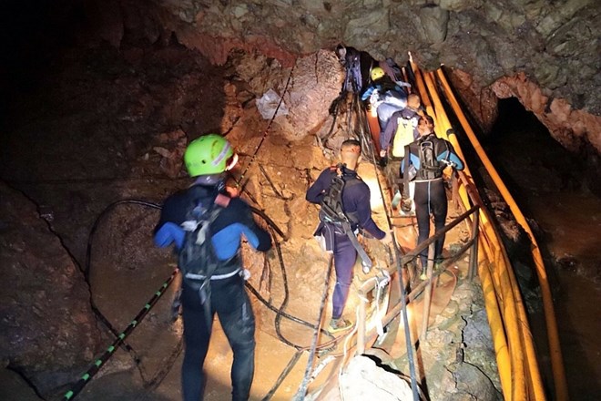 Reševalna akcija tajskih fantov, več kot dva tedna ujetih v jamo, je v polnem razmahu.