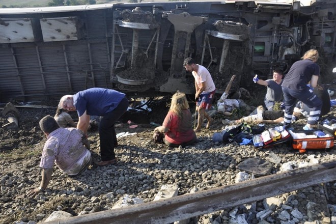 V železniški nesreči v Turčiji najmanj 10 mrtvih in 73 ranjenih