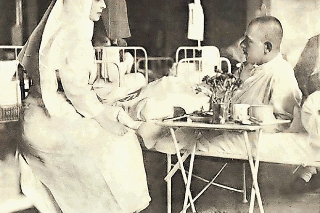Kraljica Marija Romunska v vojaški bolnišnici leta 1917