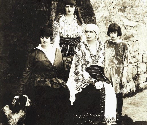 Kraljica Marija Romunska s hčerami v romunski narodni noši