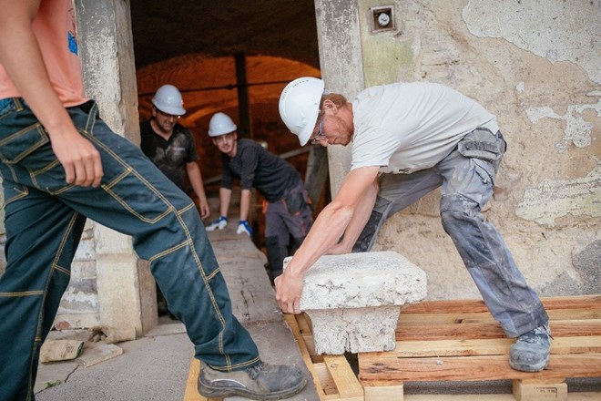 Pri obnovi logaške kmečke hiše sodelujejo tudi študenti kamnoseštva   