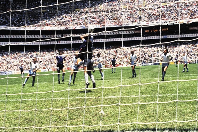 V politiko je nogomet zapletel tudi Diego Maradona, ki je leta 1986 zmago Argentine nad Anglijo opisal kot »maščevanje za...