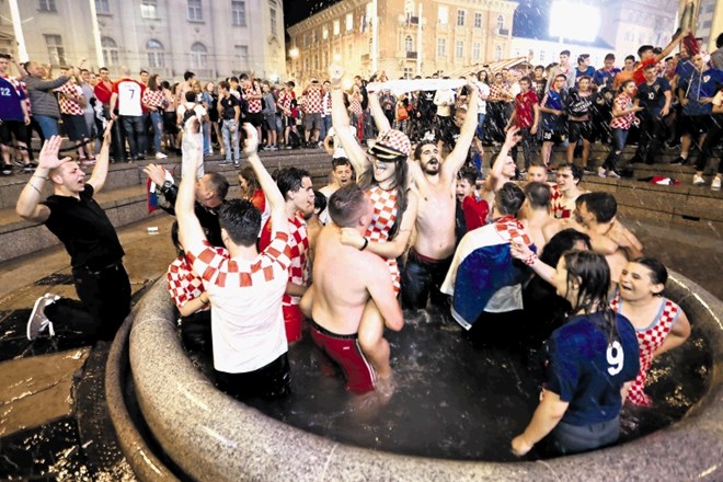 Nekateri navdušeni in razgreti navijači so se med slavjem ohladili tudi v vodnjaku.
