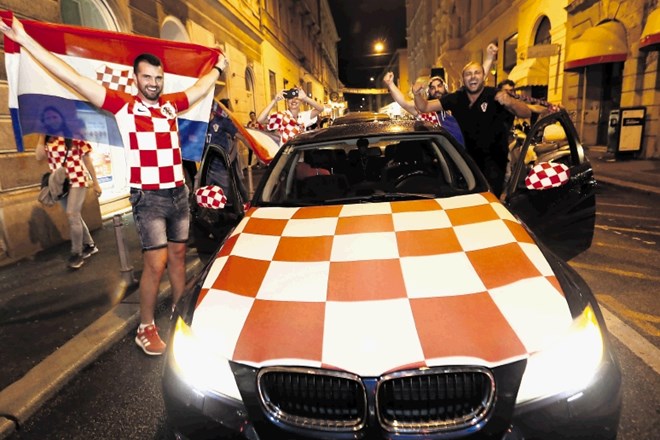 #foto Zmago Hrvaške proslavljali z odojkom, spečenim v avtomobilu