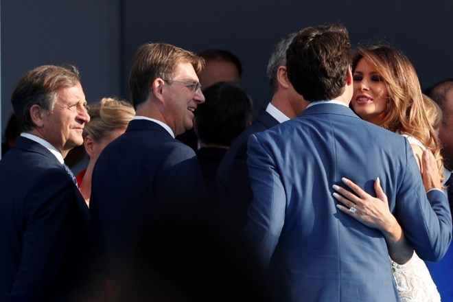 Miro Cerar in Karl Erjavec opazujeta ameriško prvo damo Melanio Trump, ki je s poljubom pozdravila kanadskega premierja...