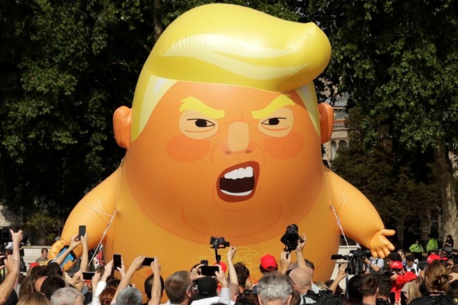 #foto #video Nad Londonom poletel ogromen balon v obliki jeznega dojenčka Trumpa