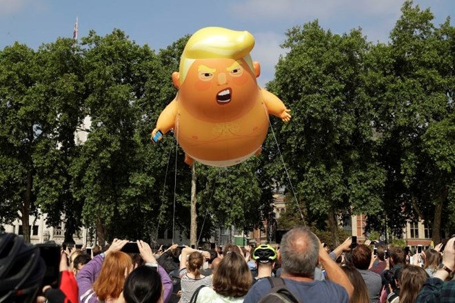 #foto #video Nad Londonom poletel ogromen balon v obliki jeznega dojenčka Trumpa
