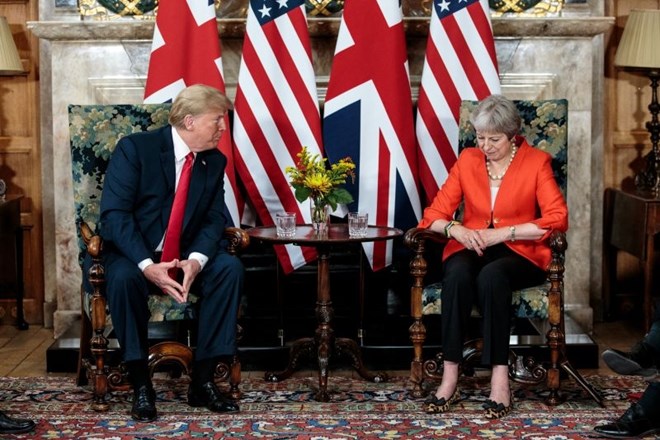 Trumpu se je uresničila velika želja in je spil čaj z britansko kraljico