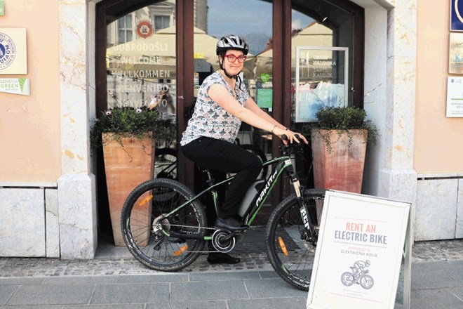 V okolici Kamnika je dovolj vzponov, da so med turisti zelo priljubljena tudi električna kolesa.