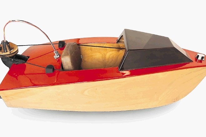 Na prvi pogled čoln deluje kot nekakšna igračka. Tudi otroški napihljivi čolni ob njem delujejo precej veliki.