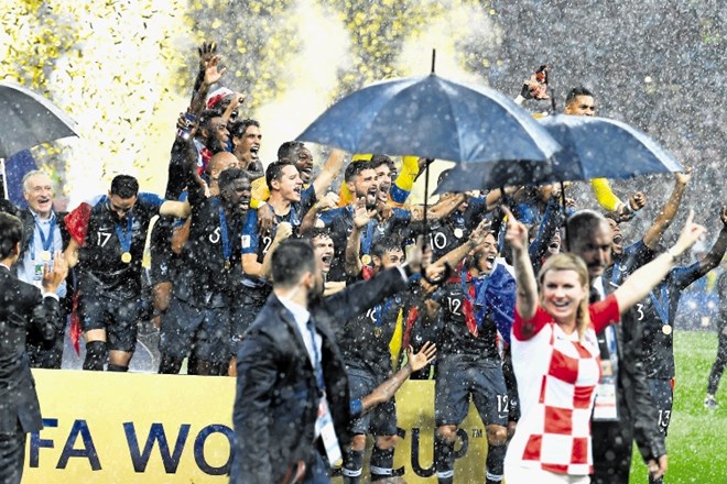 Trenutke radosti ob naslovu svetovnega prvaka je francoski vrsti ob slovesnosti na igrišču stadiona Lužniki »ukradla« hrvaška...