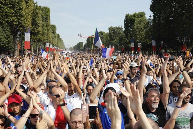 #foto Zlati francoski nogometaši na paradi po Elizejskih poljanah