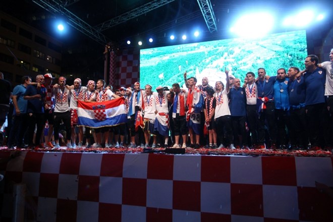 #foto #video V Zagrebu spektakularna dobrodošlica srebrnim nogometašem 