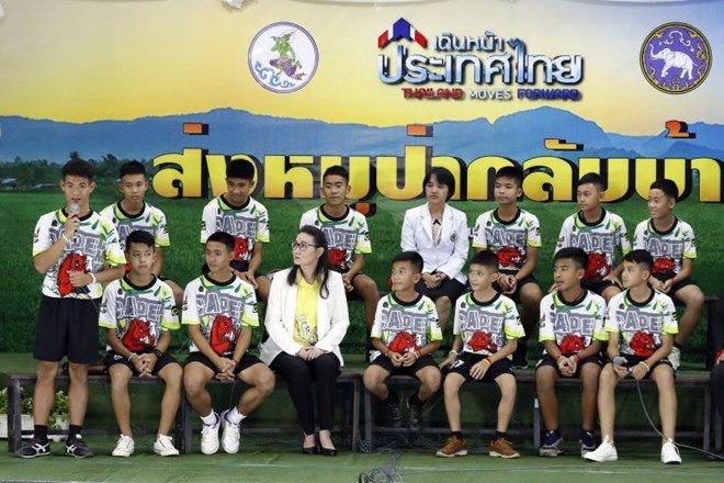 Tajski dečki zapustili bolnišnico in že brcajo žogo