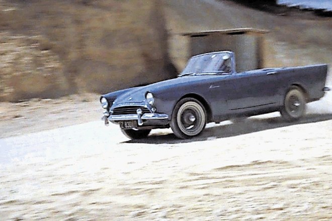 Sunbeam alpine se je v filmsko in avtomobilsko zgodovino med drugim zapisal kot prvi Bondov avtomobil.