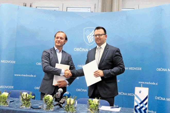 Direktor podjetja IMP Franc Žmavc in župan Medvod Nejc Smole sta včeraj podpisala pogodbo.