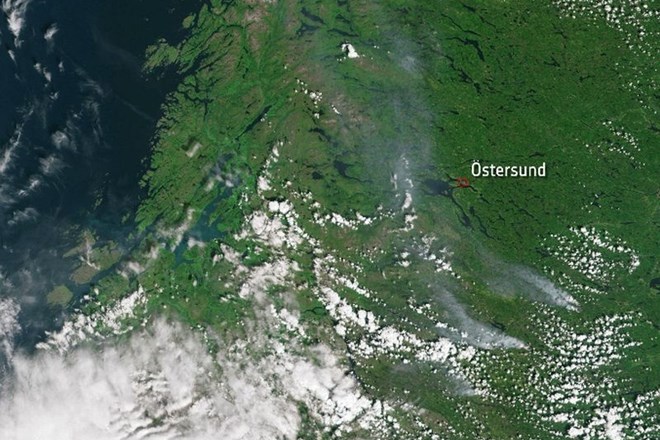 Požari na Švedskem se vidijo celo iz vesolja.
