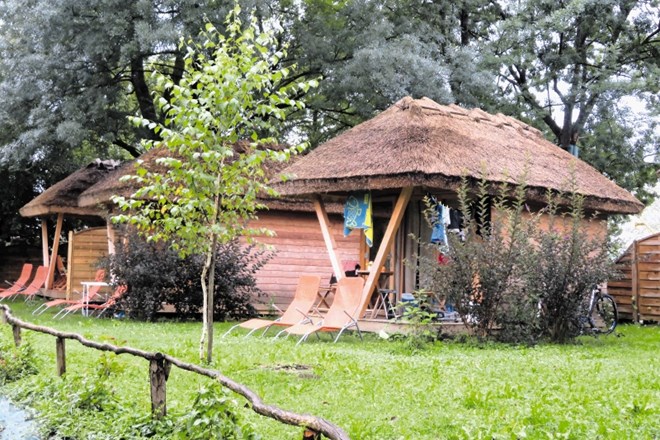 V kampu Podzemelj so s sezono kljub slabemu vremenu zadovoljni, še posebej priljubljene  so s slamo krite  keltske hiške za...