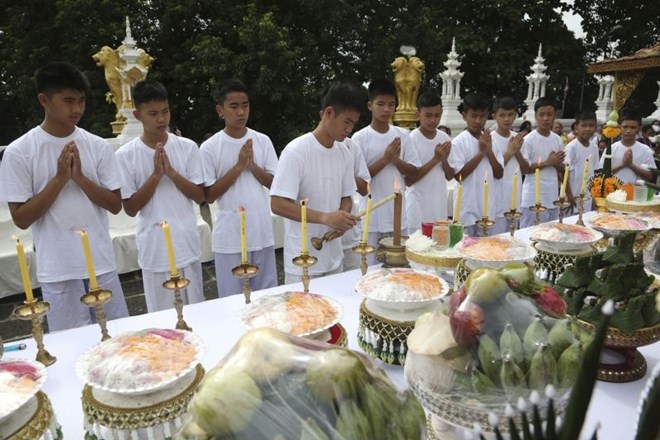 #foto Tajski dečki na slovesnosti v budističnem templju