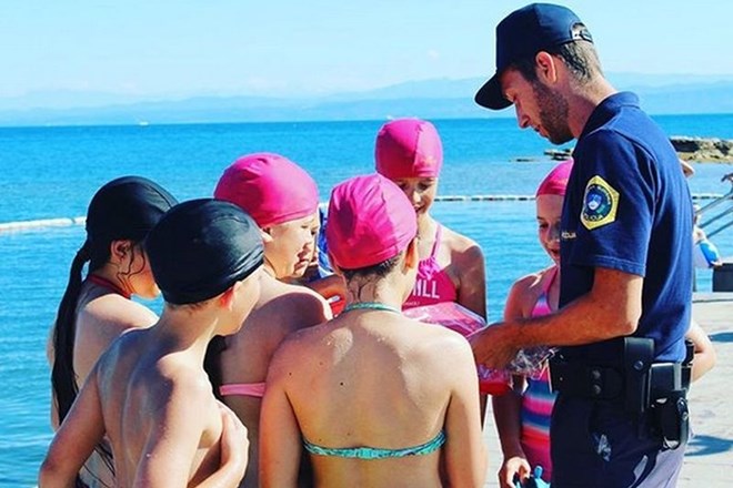 Prijetna opravila slovenske policije: Na instagram profilu slovenske policije so objavili posnetek policista, ki se na plaži...