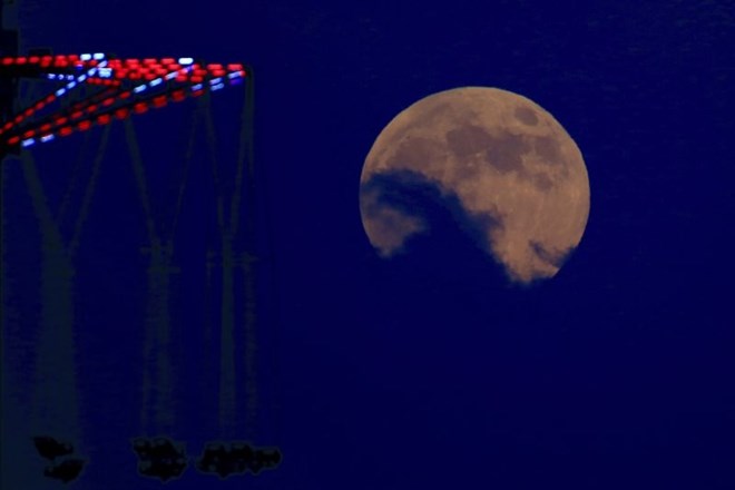 #foto #video Najdaljši Lunin mrk tega stoletja