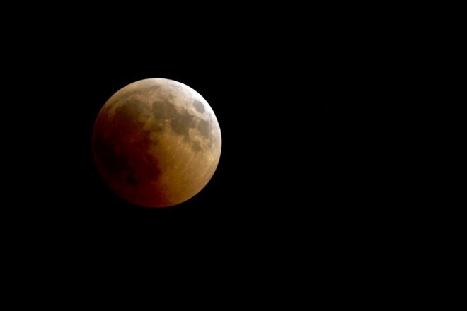 #foto #video Najdaljši Lunin mrk tega stoletja