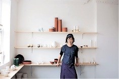 Keramičarka Reiko Kaneko je navdušena, kako lahko različni dizajni in barve vplivajo na okus hrane.