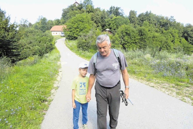 Janez Benkovič z vnukom Leonom si želi, da bi malo oklestili preveč bujno vegetacijo in odstrli pogled na bližnje kraje.