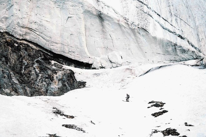 Poljski alpinistični smučar Andrzej Bargiel  pod nevarnimi seraki med smučanjem z vrha K2.