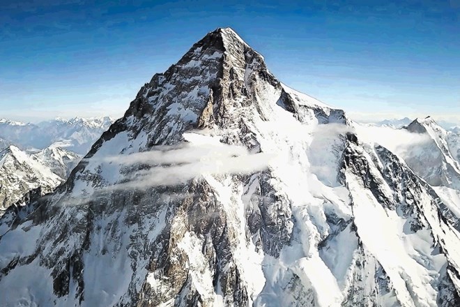 V letošnji rekordni sezoni je vrh K2 osvojilo več kot 60 plezalcev, med njimi tudi Slovenec Tomaž Rotar.