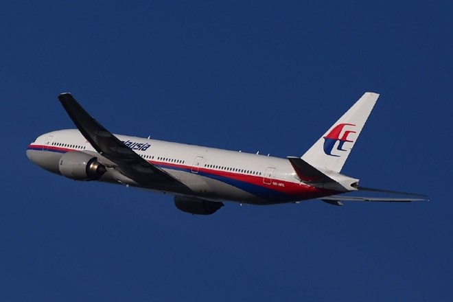 Tisoč petsto strani poročila    brez pojasnila o izginotju malezijskega letala