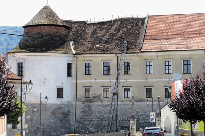 Obnova strehe severnega in vzhodnega dela gradu naj bi bila končana do 10. avgusta.