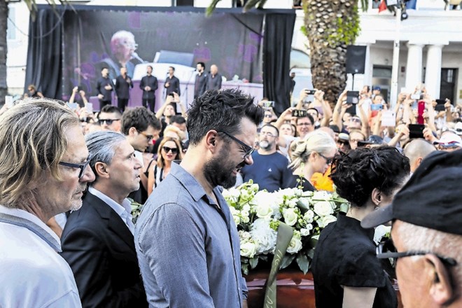 Split se je  včeraj poslovil od Oliverja s solzami in tudi s petjem, na sredini fotografije je hrvaški pevec Petar Grašo.