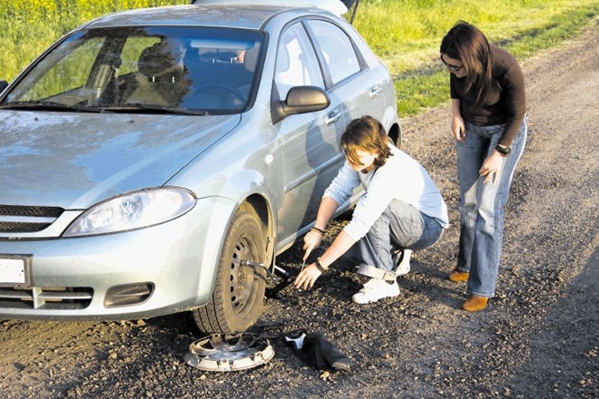 Menjave koles ob poškodbi pnevmatike se loti vedno manj voznikov, veliko se jih raje obrne na asistenco na cesti.