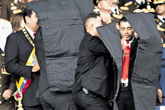 Ob še nepojasnjenem poku med vojaško ceremonijo, na kateri je imel govor, so venezuelskega predsednika Nicolasa Madura (delno...
