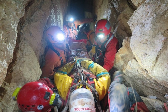 Poškodovanec, njegov jamarski kolega ter več članov zdravniške ekipe so v jami preživeli dve noči.