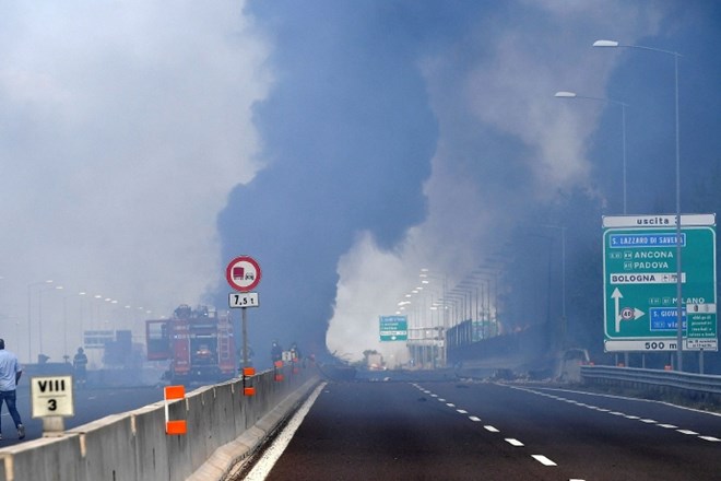 #video Na avtocesti v bližini Bologne huda nesreča