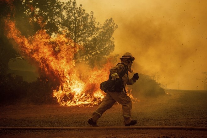 #foto V Kaliforniji divja največji požar v zgodovini te države