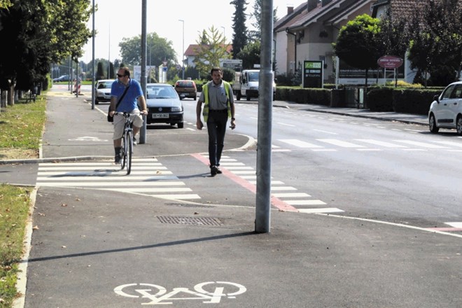 V navodilih za projektiranje kolesarskih površin Direkcije RS za ceste iz leta 2012 je glede stez za kolesarje in pešce...