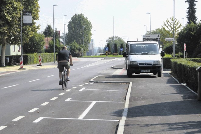 Kolesar, ki na območju z urejenimi kolesarskimi površinami vozi po cesti, se v skladu z občinskim odlokom kaznuje z globo v...