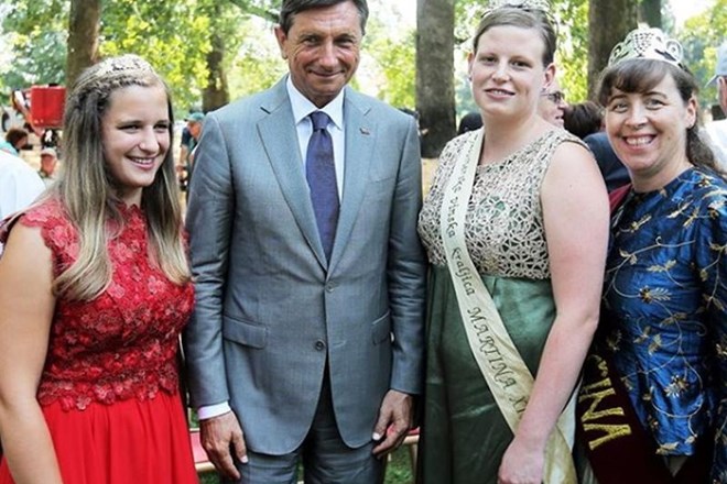Predsednik Borut Pahor se je v okviru svojih družabno-službenih aktivnosti oglasil v Ljutomeru in se tam fotografiral v...