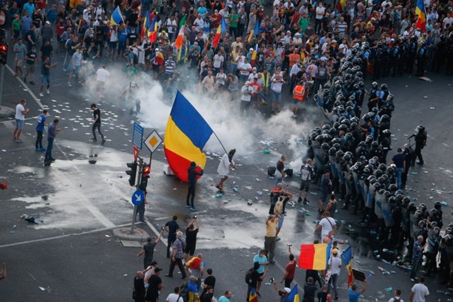 #video V Bukarešti novi protivladni protesti, v včerajšnjih spopadih več kot 450 ranjenih 