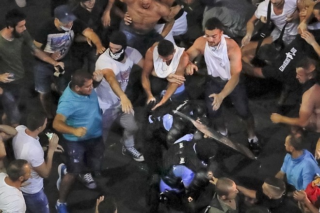 V spopadih med protesti v Bukarešti je bilo ranjenih več kot 450 oseb