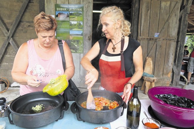 Mojca Ninić (desno) je skupaj z obiskovalko pripravila školjke v buzari, seveda z domačim česnom.